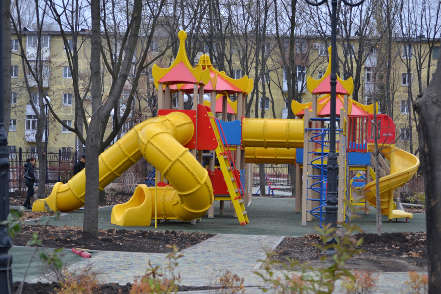 Детский городок при Богоявленском соборе Горловки